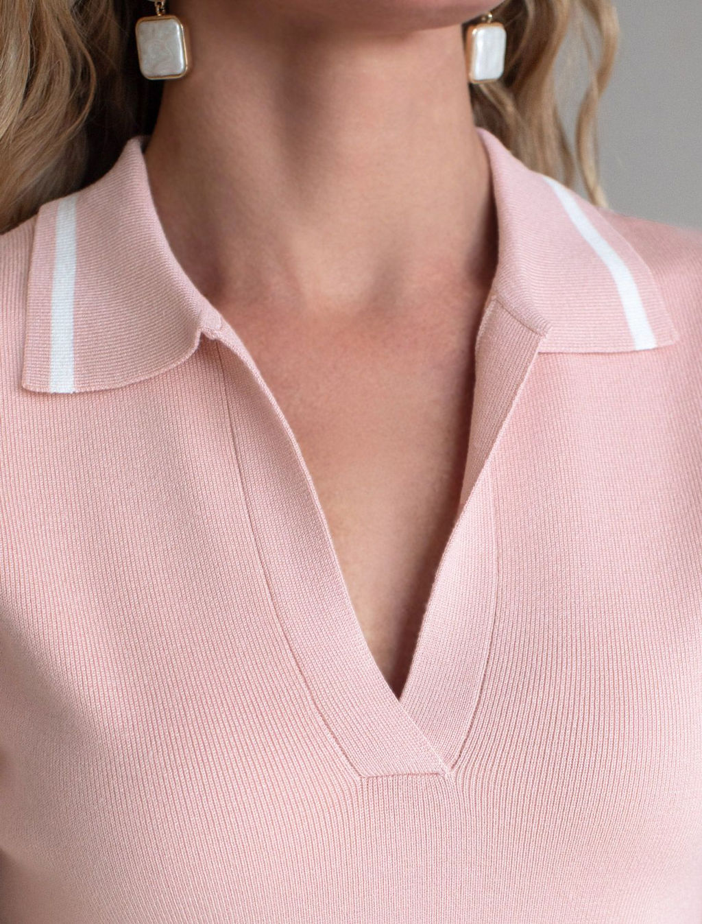 Джемпер с воротником-поло с коротким рукавом тонкой вязки из вискозы