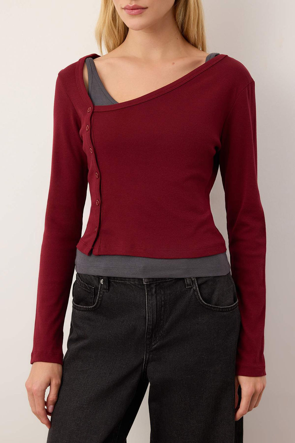 Bordo Cift Gorunumlu Asimetrik Yaka Dugmeli Vucuda Oturan Esnek Orme Bluz TWOAW26BZ00042