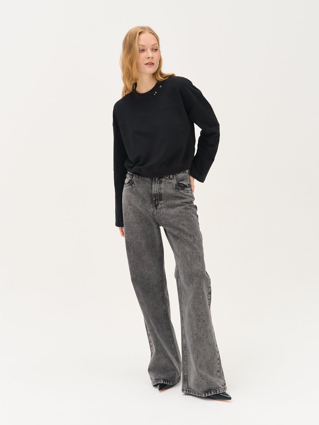 Свитшот укороченный с декором "Уголь" женский