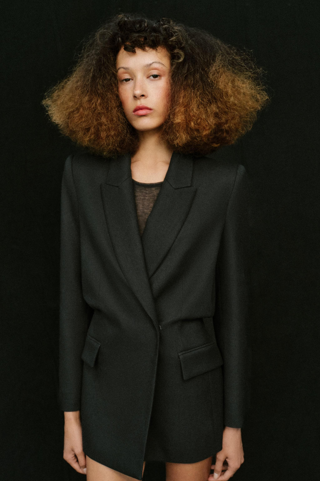 BLAZER CRUZADA CINTURA GLOBO HOMBRERAS / Negro