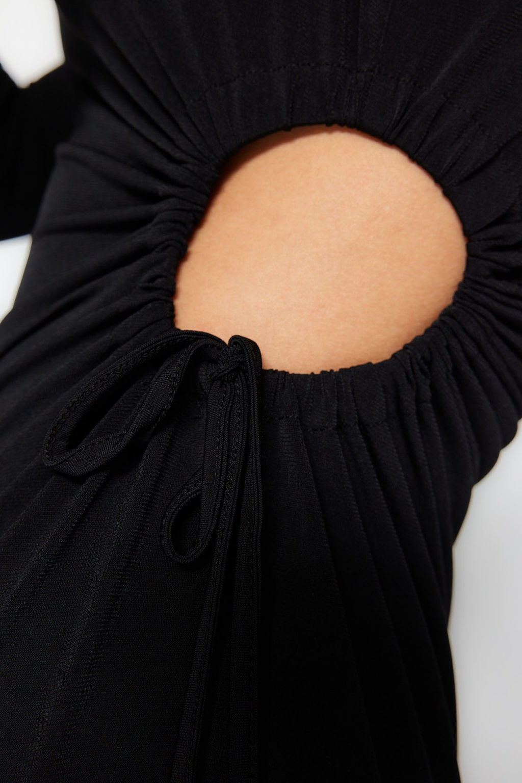 Trendyolmilla Saks Vucuda Oturan Pencere/Cut Out Detayl? Orme K?sa S?k Abiye Elbise TPRAW24EL00063  фото 5