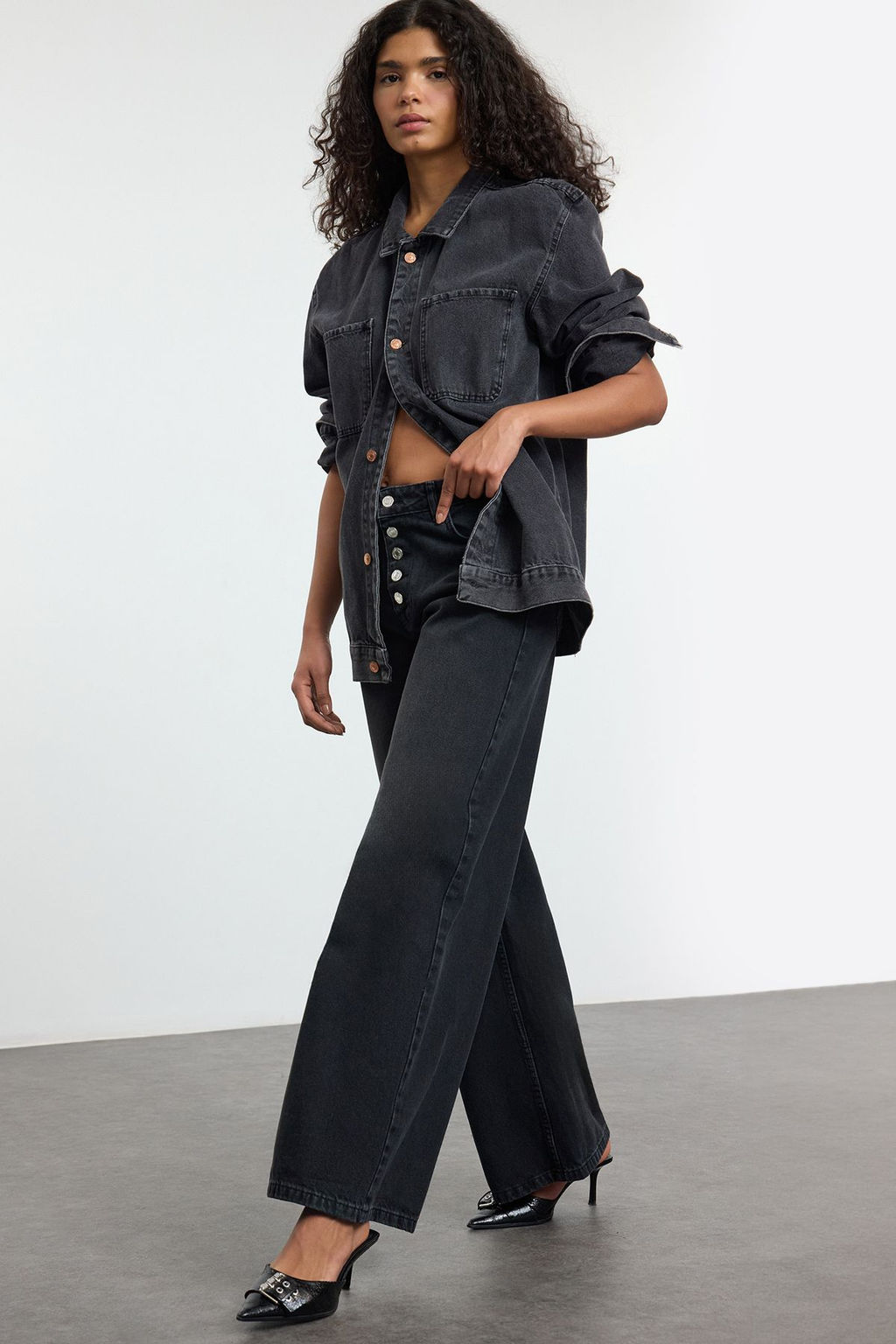 Siyah Onden Dugmeli Dusuk Bel Wide Leg Jeans TWOSS25JE00004 - Trendyolmilla фото 2