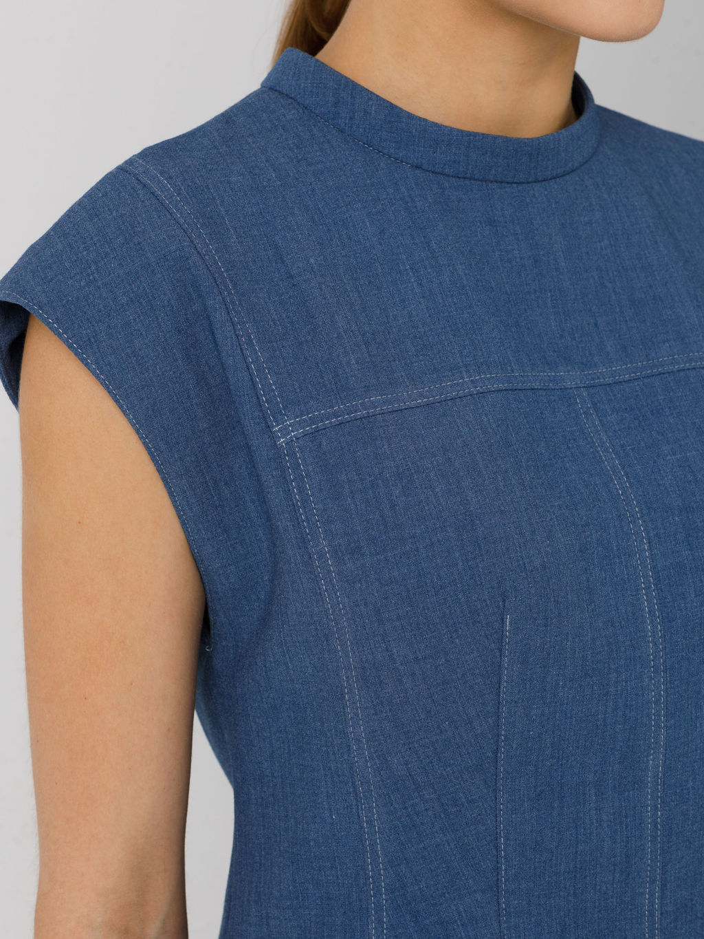 Блузка со спущенным плечом