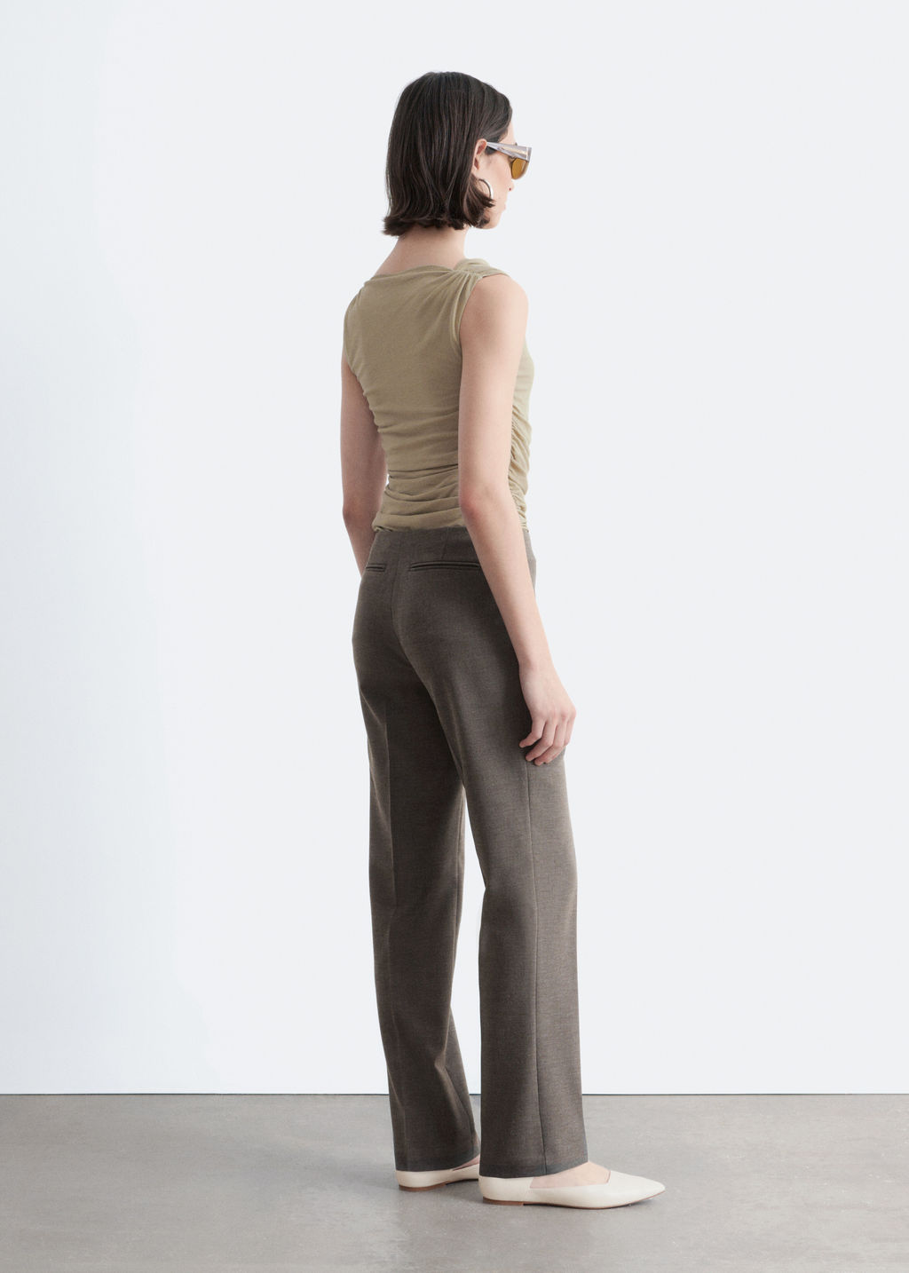Pantalones con pliegues marcados entallados - H&m фото 7