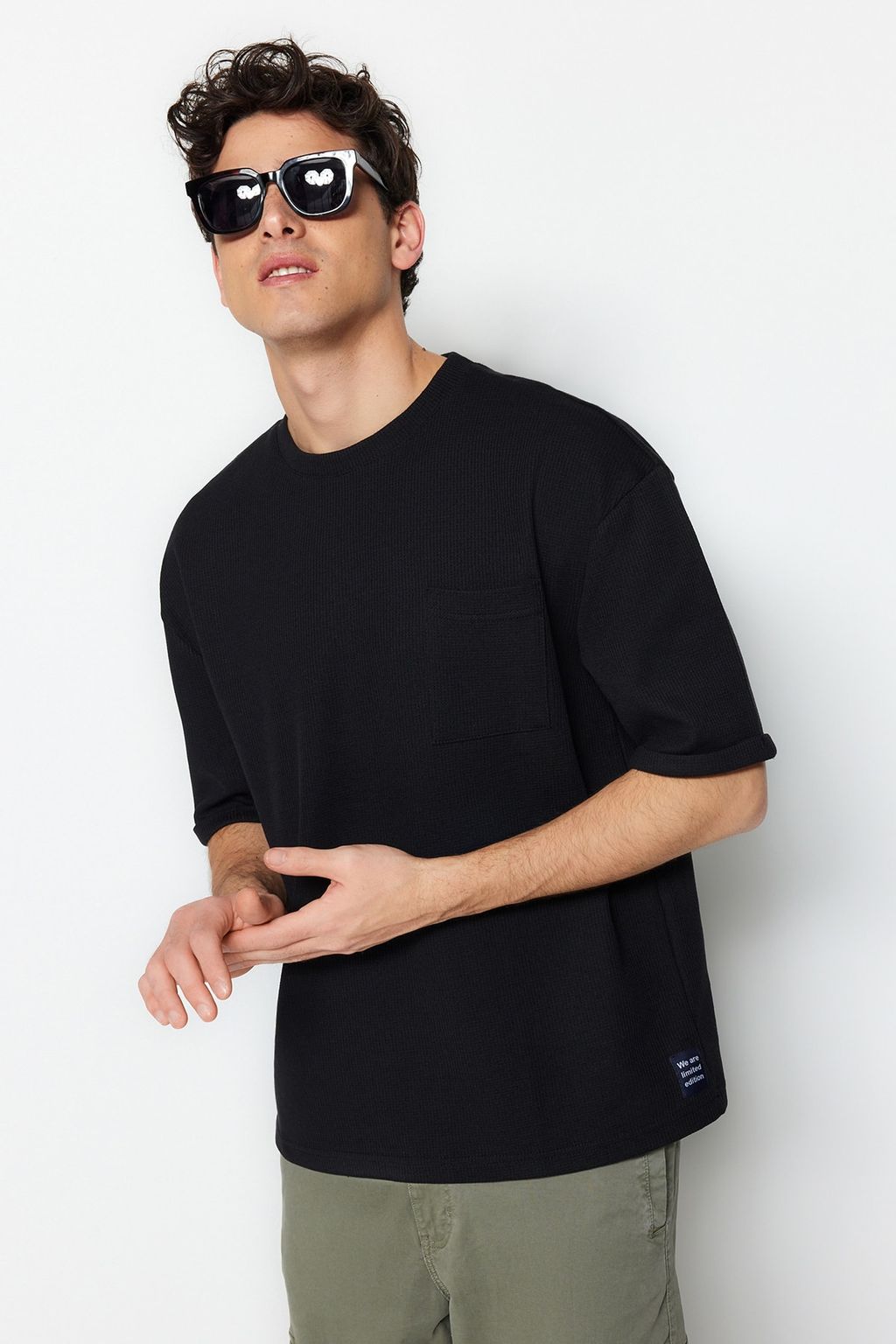 TRENDYOL MAN Siyah Oversize/Genis Kesim K?sa Kol Cepli Etiket Detayl? T-Shirt TMNSS23TS00077 - Trendyolmilla фото 18