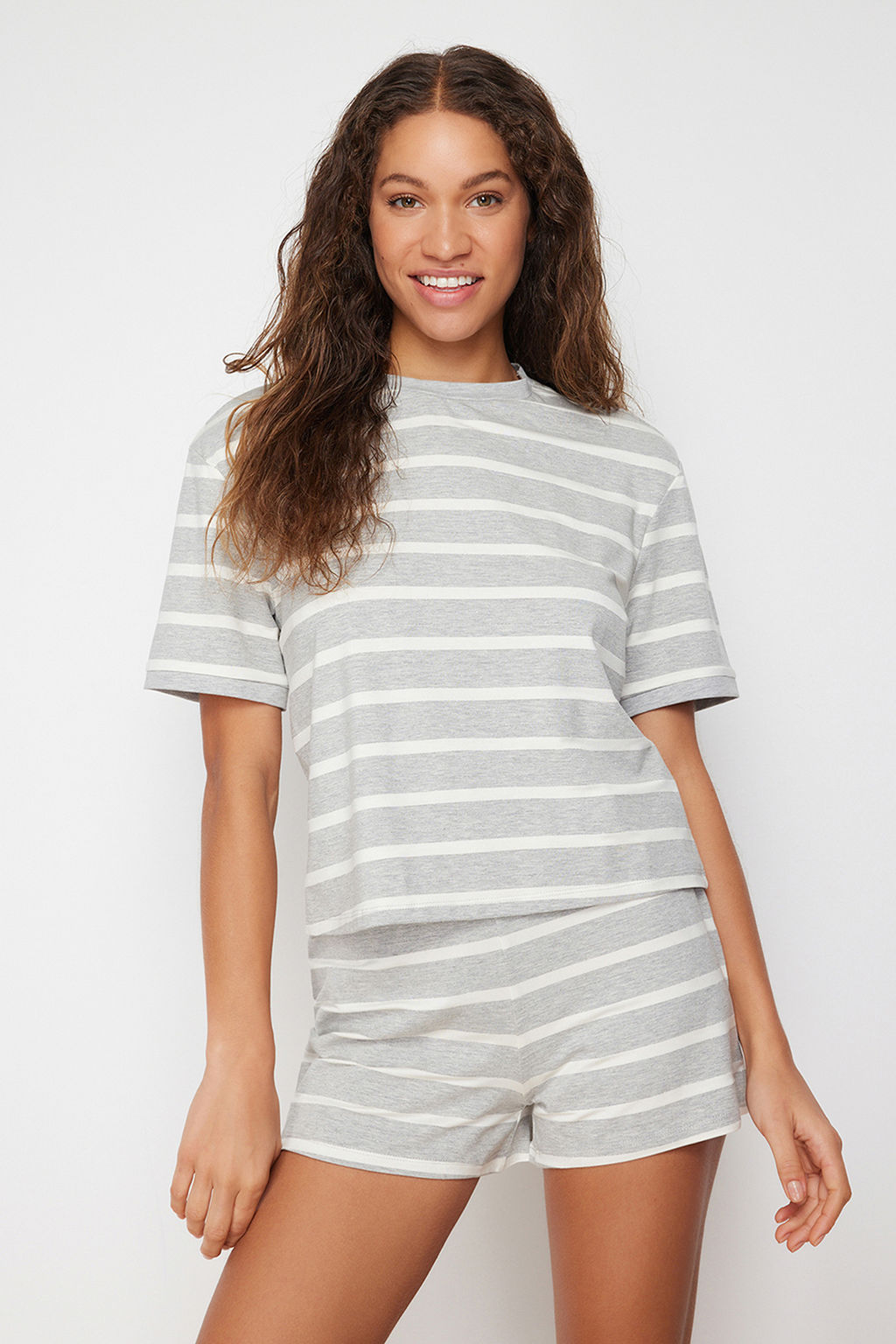 Trendyolmilla Gri Cizgili Simli Sortlu Orme Pijama Tak?m? THMSS24PT00061 фото 4