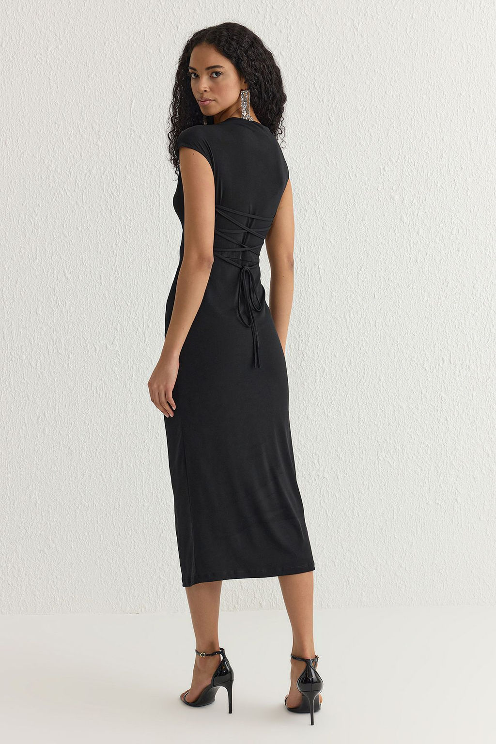 TRENDYOLMILLA Siyah Vucuda Oturan Arkas? Ayarlanabilir Bagc?kl? Astarl? Orme Elbise TPRSS25EL00137 фото 12