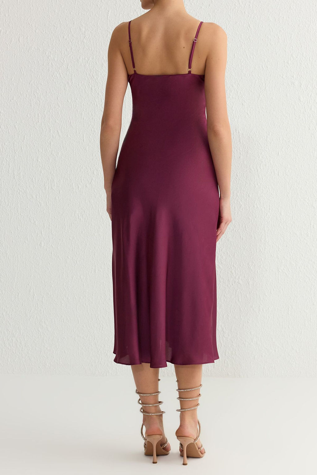 TRENDYOLMILLA Siyah Tas Fiyonk Detayl? Degaje Yaka Saten Dokuma Elbise TPRSS25EL00061  фото 6
