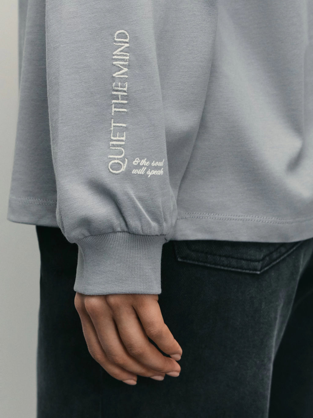 Лонгслив оверсайз с манжетами и принтом на рукаве / Zarina  фото 3