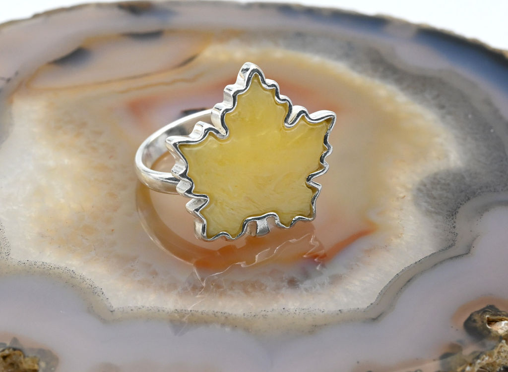 Кольцо в виде листа клена с янтарём в посеребрении 22*21мм цв.молочный