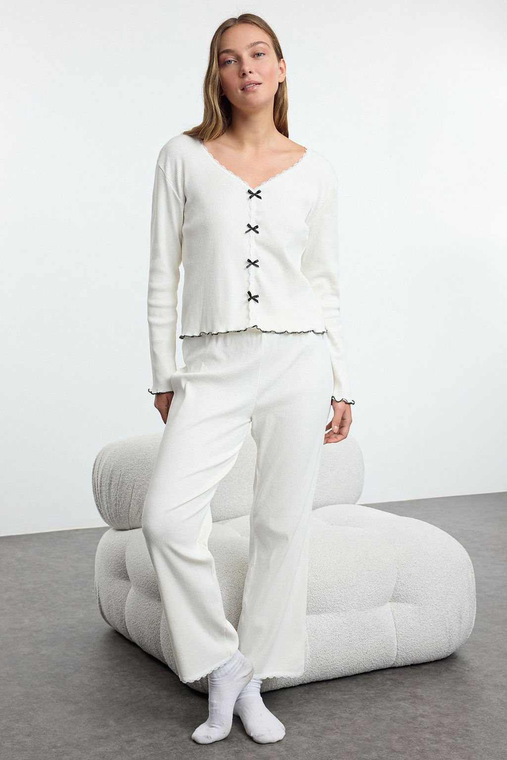 Trendyolmilla Beyaz Pamuklu Dantelli ve Kurdele/Fiyonk Detayl? Fitilli Orme Pijama Tak?m? THMAW25PT00206 фото 6