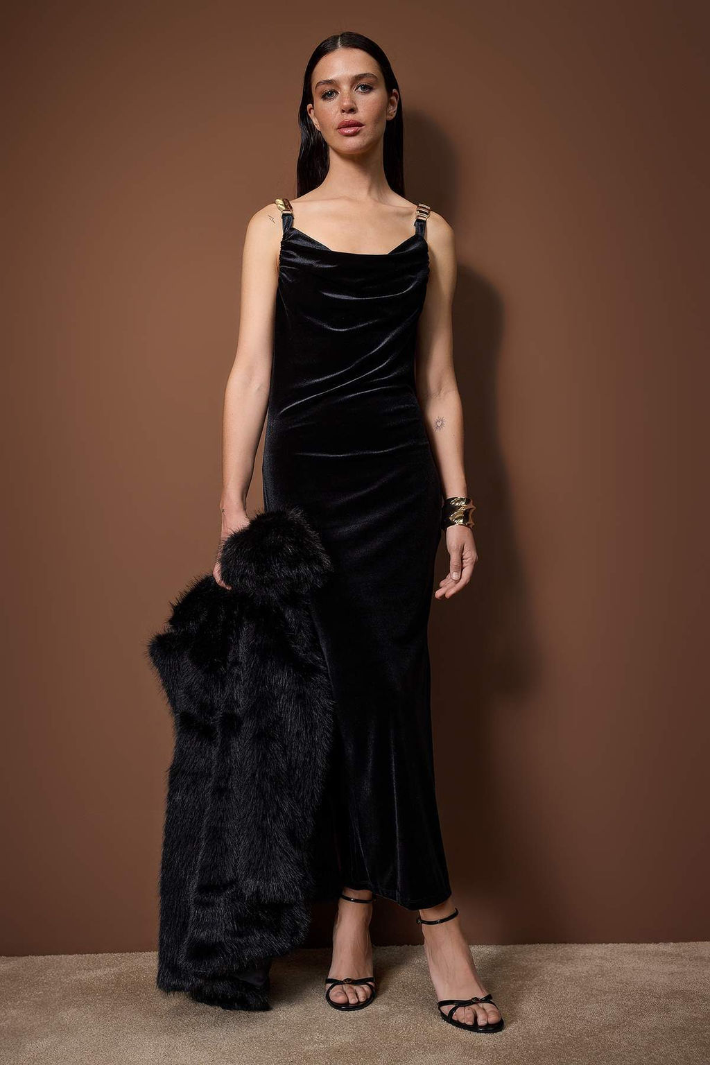 Siyah Aksesuar Detayl? Orme Kadife Maxi Astars?z Elbise TPRAW26EL00062