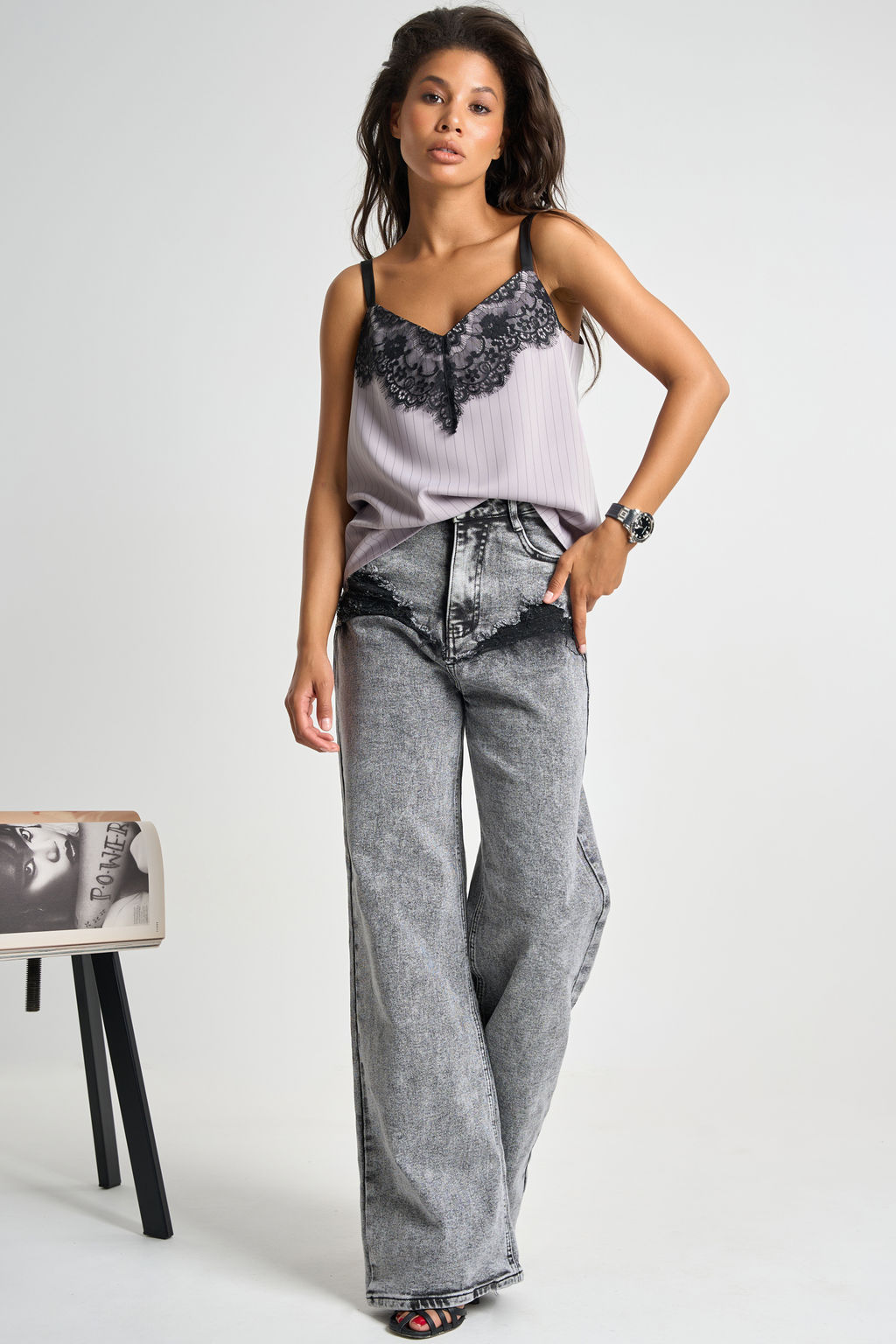 Топ в полоску с кружевной вставкой тауп