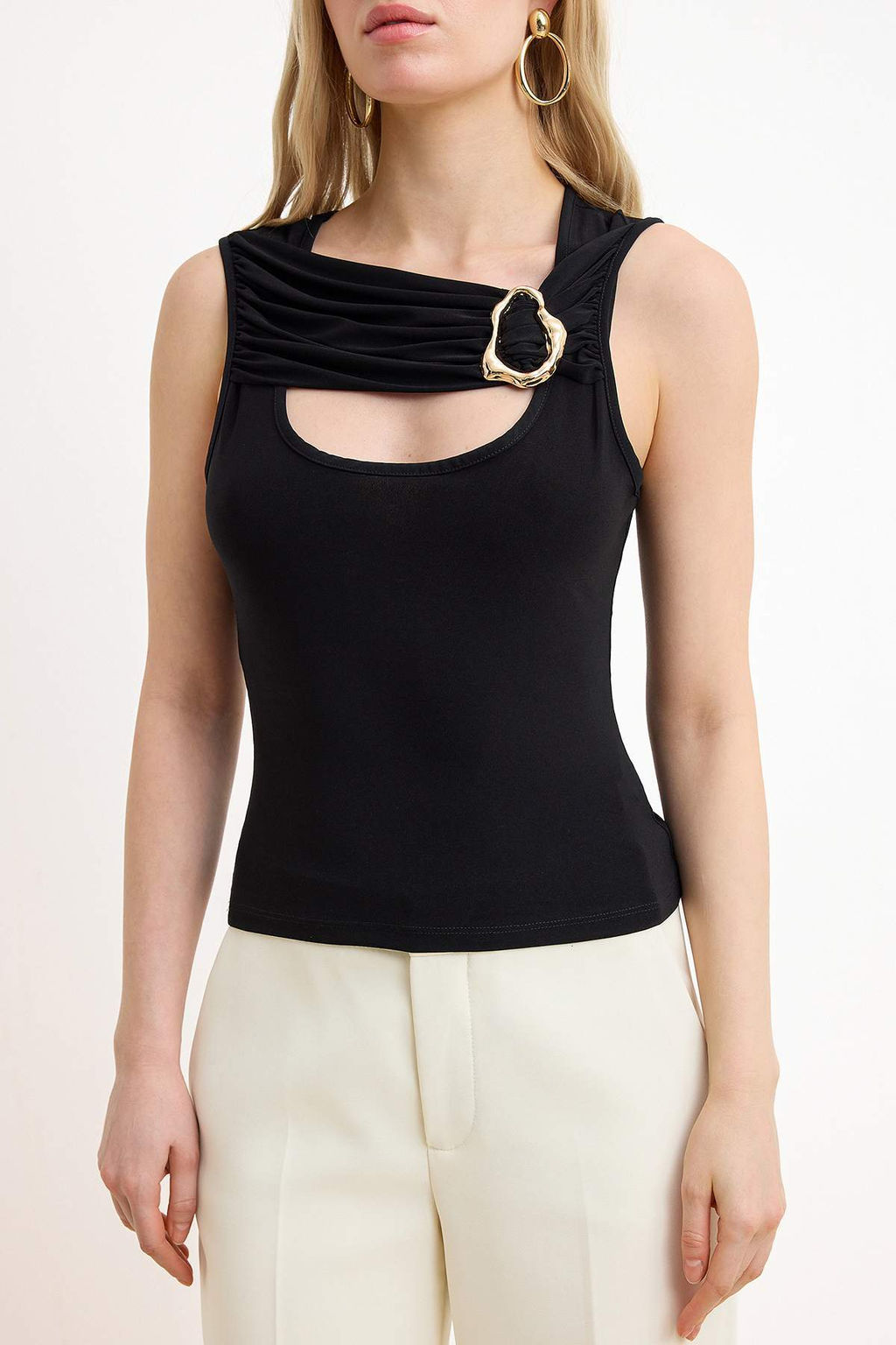 Siyah Fitted/Vucuda Oturan Havuz Yaka Kolsuz Aksesuar Detayl? Esnek Orme Bluz TWOSS26BZ00472 - Trendyolmilla фото 3