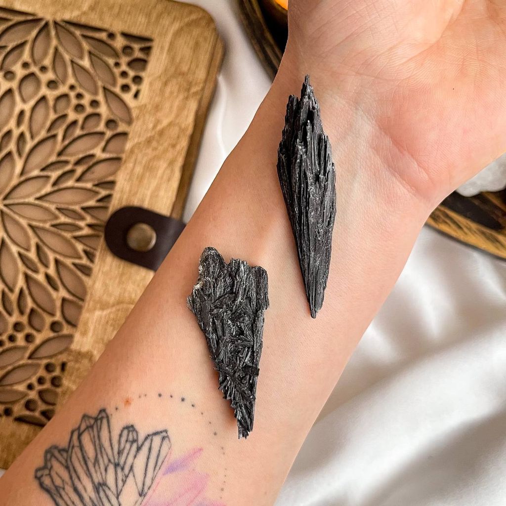 Образец Чёрный Кианит