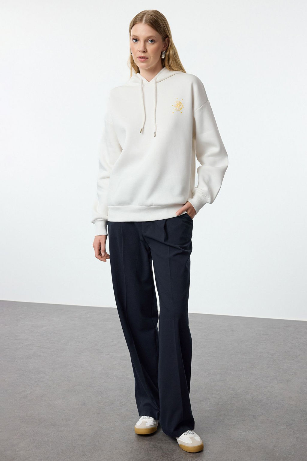 Ekru Kal?n Ici Polarl? Kapusonlu Bask?l? Oversize/Genis Kal?p Orme Sweatshirt TWOAW24SW00136