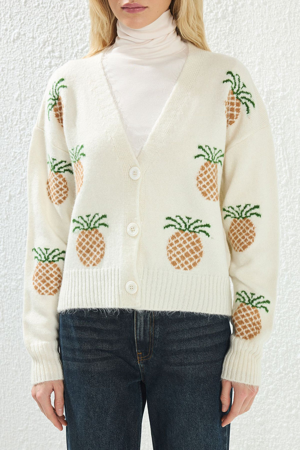 TRENDYOLMILLA Ekru Yumusak Dokulu Kiraz Desenli V Yaka Triko H?rka TWOAW25HI00377  фото 4