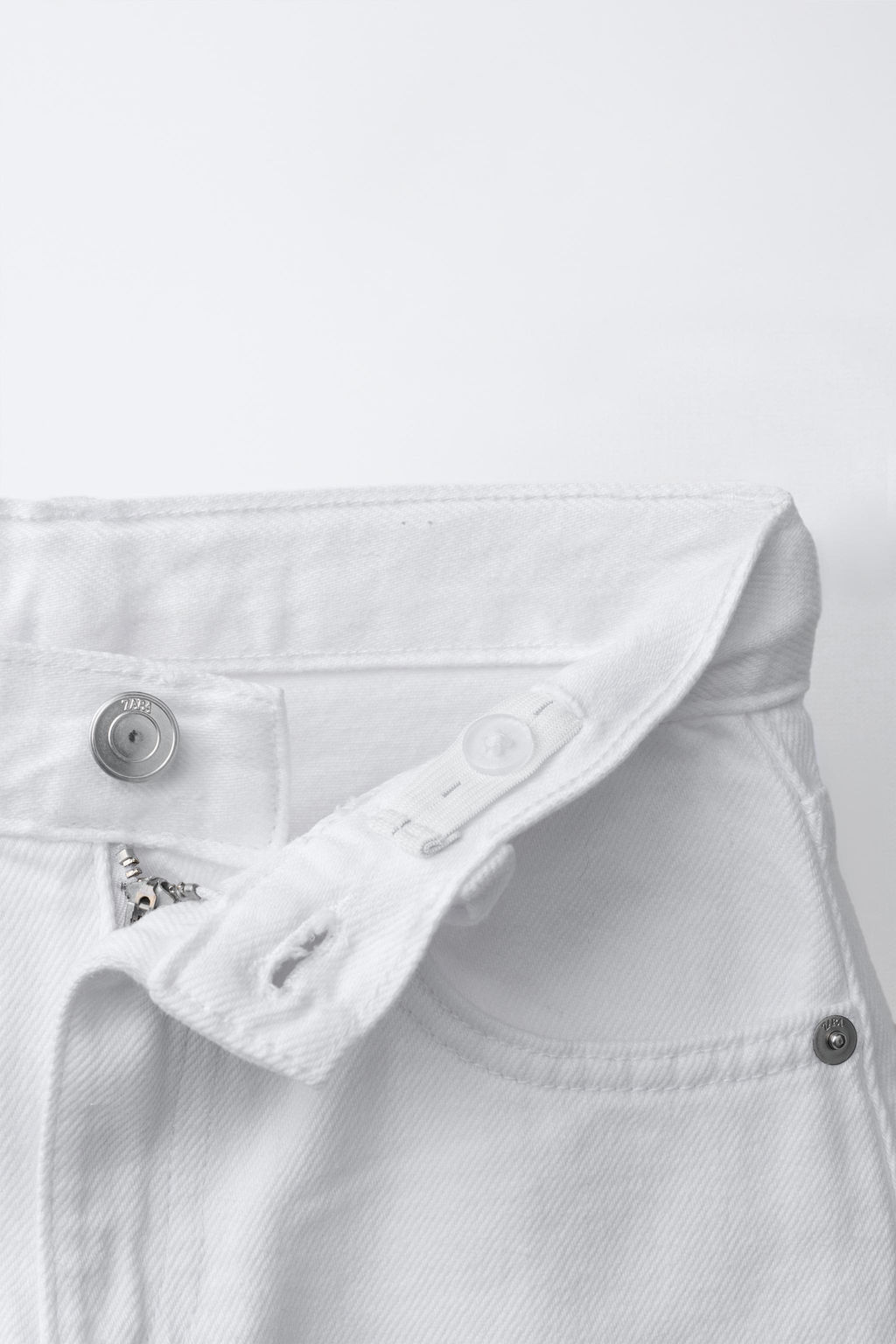 JEANS BARREL BAJO VUELTA / Blanco