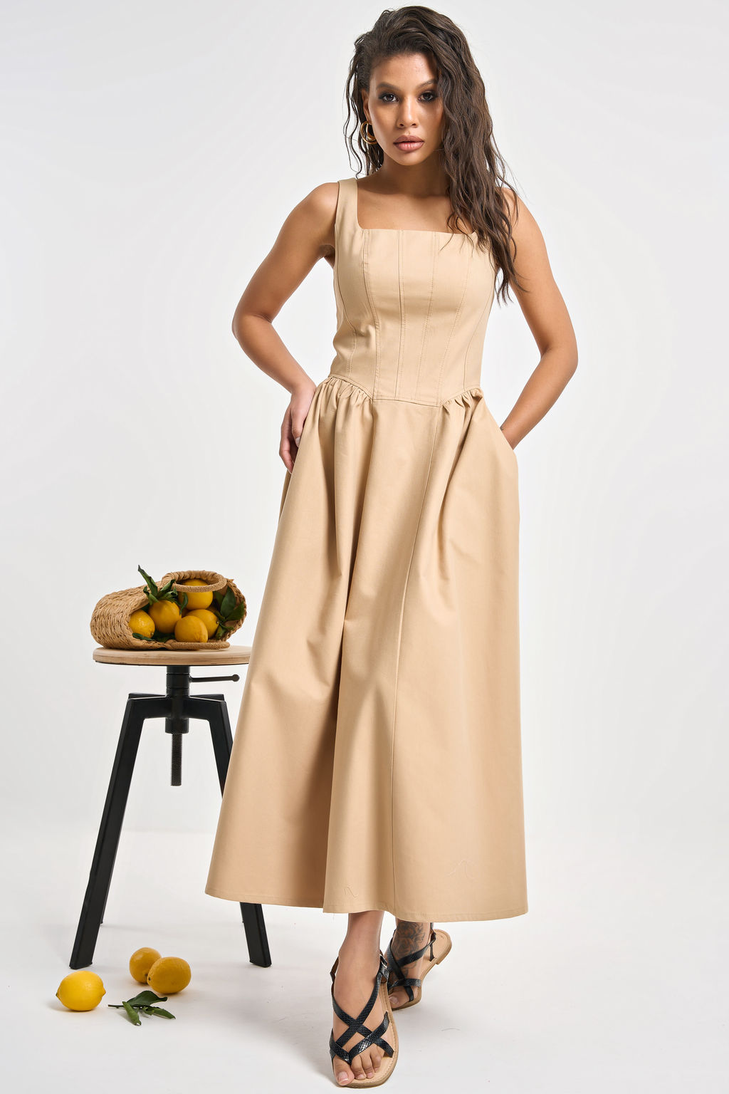 Сарафан джинсовый с корсетными линиями песочный