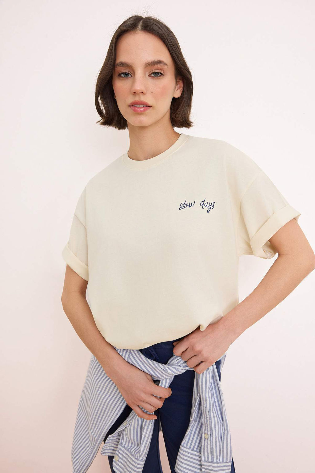 Ekru Slogan Oversize Bisiklet Yaka K?sa S?rt Bask?l? Uzun Tok %100 Pamuk Orme T-Shirt TWOSS26TS00089