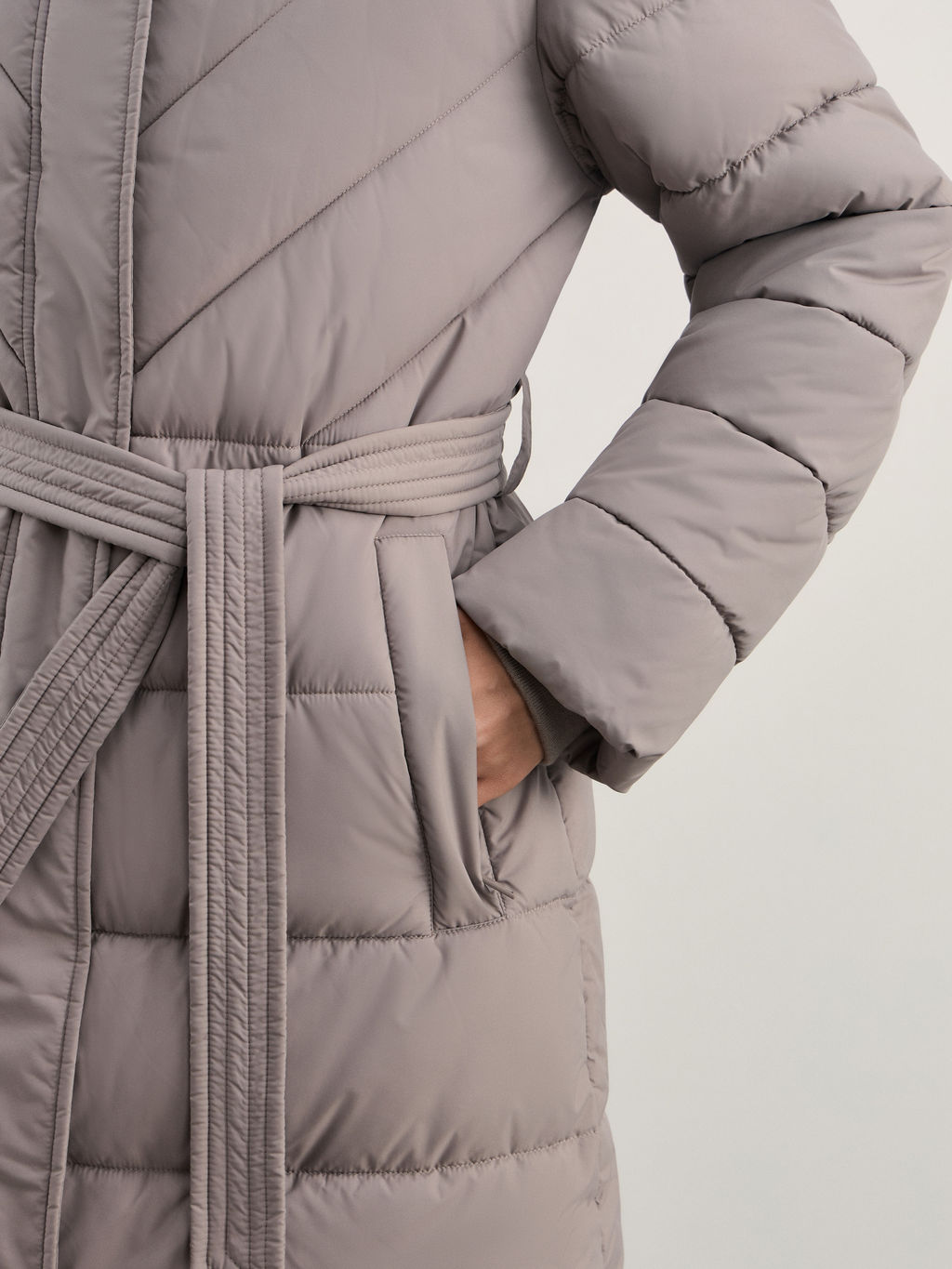 Стеганое пальто с капюшоном на поясе / Zarina  фото 6