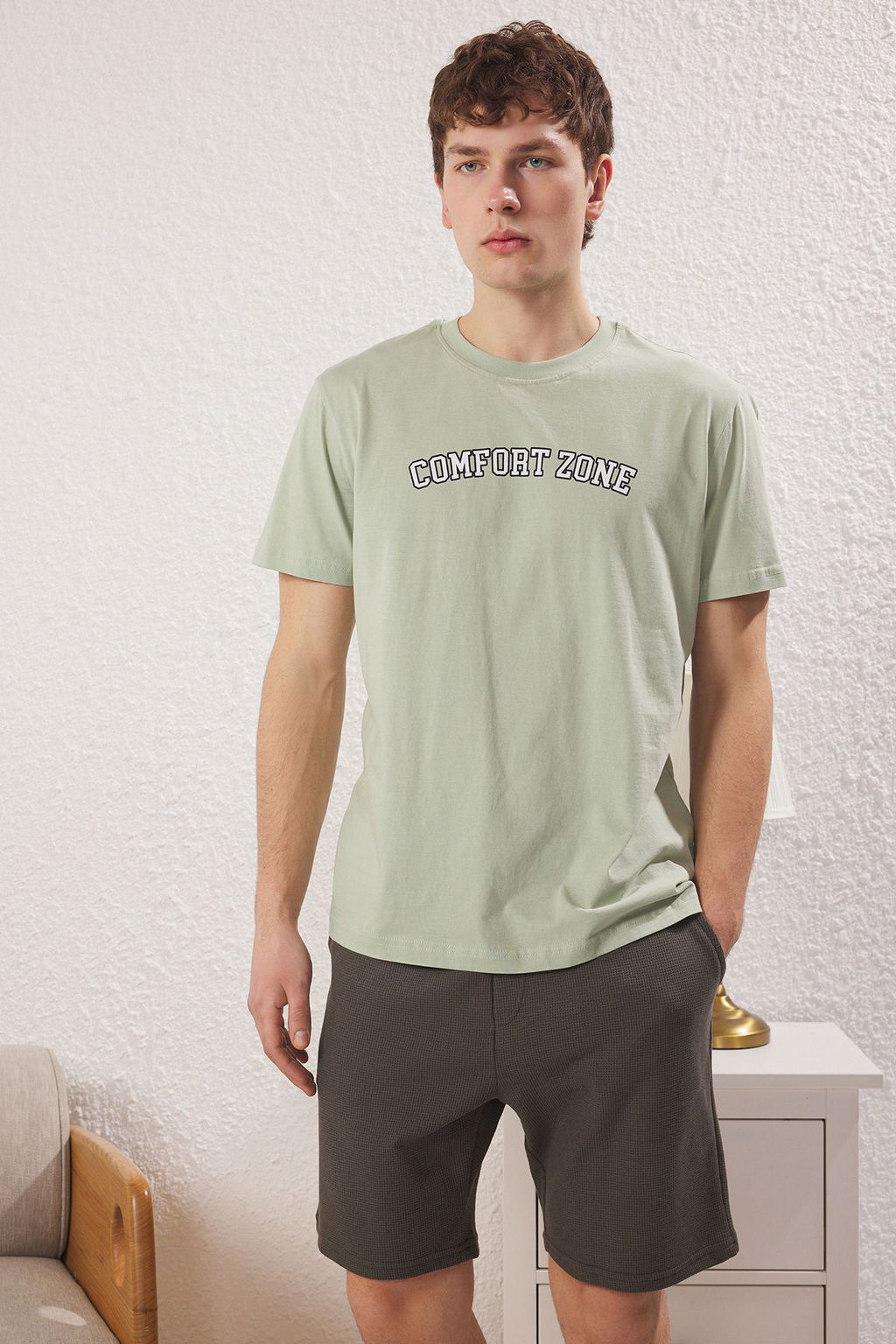 TRENDYOL MAN Bej Regular Fit Slogan Bask?l? Alt Dokulu Sortlu Orme Pijama Tak?m? TMNSS25PT00023 - Trendyolmilla фото 7
