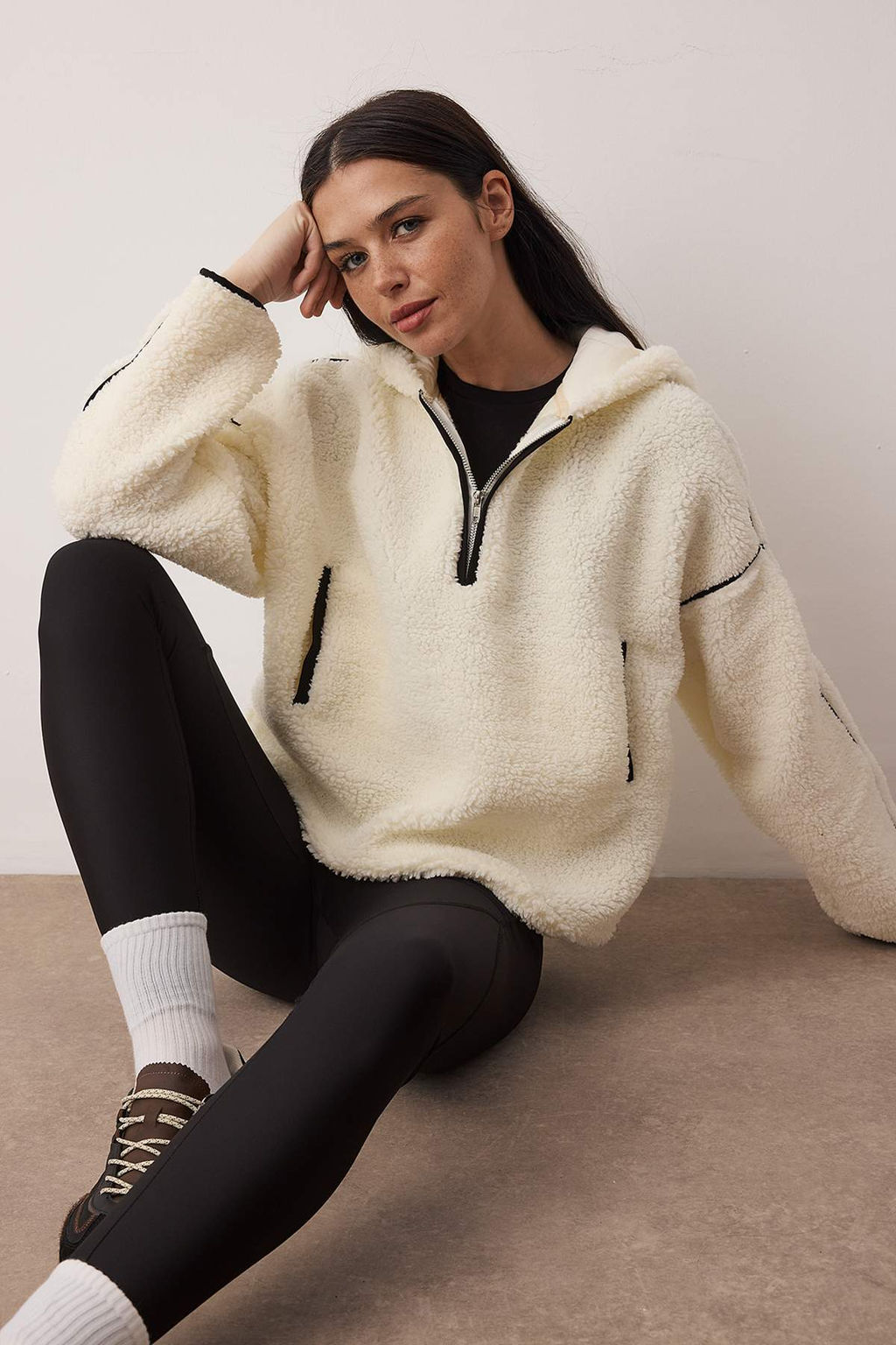 Ekru Biye Detayl? Oversize/Genis Kal?p Pelus Kapusonlu Kal?n Orme Sweatshirt TWOAW26SW00229