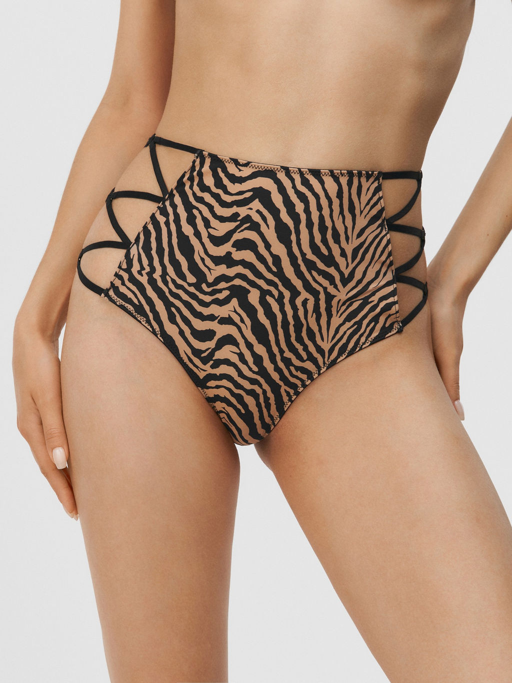 10204120023 Трусы стринги с высокой талией жен. Eilen черный принт - Concept club фото 4