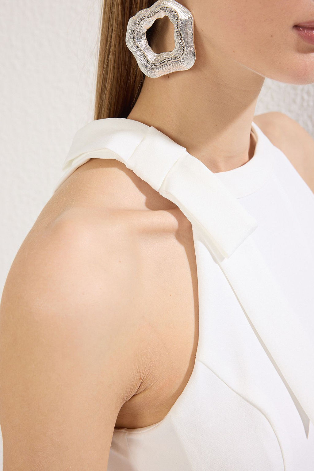 TRENDYOLMILLA Beyaz Duz Etegi Belden Ac?lan Baglama Detayl? Mini Dokuma Elbise TWOSS25EL00245  фото 3