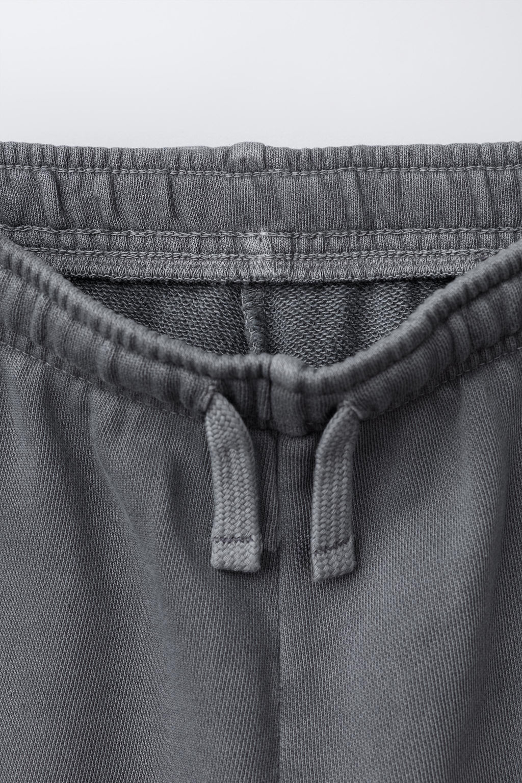 CONJUNTO SUDADERA MANGA CORTA Y BERMUDA CARGO / Gris antracita