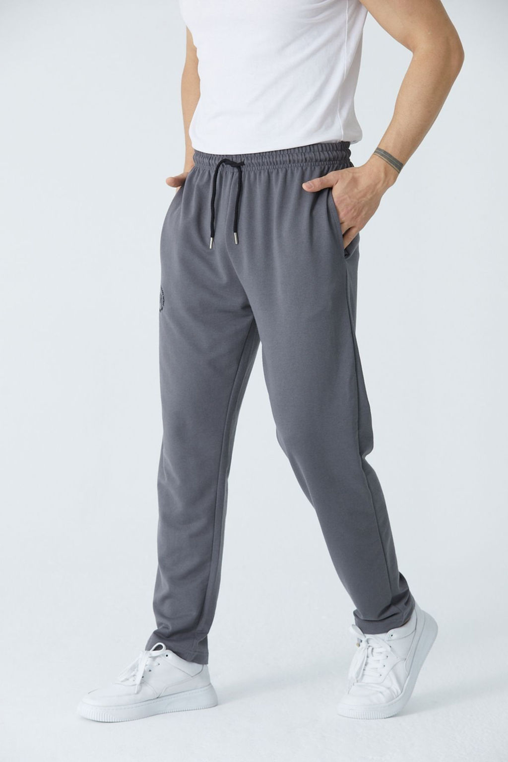 TRENDYOL MAN Fume Regular/Normal Kesim New York Nak?sl? Duz Paca Esofman Alt? TMNSS25EA00007
