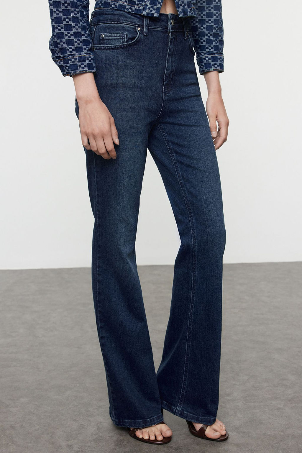 Koyu Mavi Yuksek Bel Flare Jeans TWOAW25JE00225 - Trendyolmilla фото 3