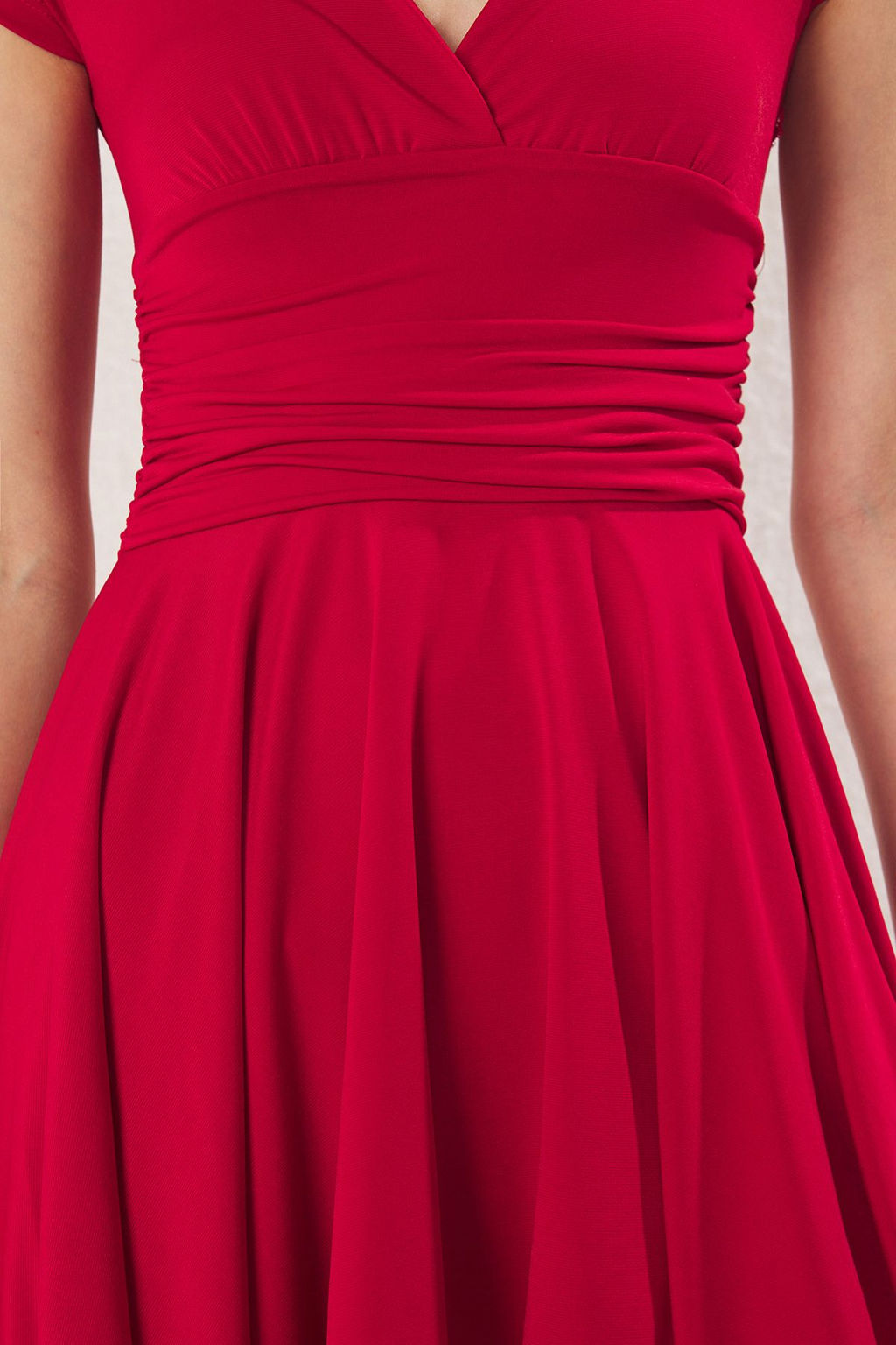 TRENDYOLMILLA K?rm?z? Duz Buzgu/Drape Mini K?sa Kol Skater/Belden Ac?lan Esnek Orme Elbise TWOSS25EL00532 фото 4