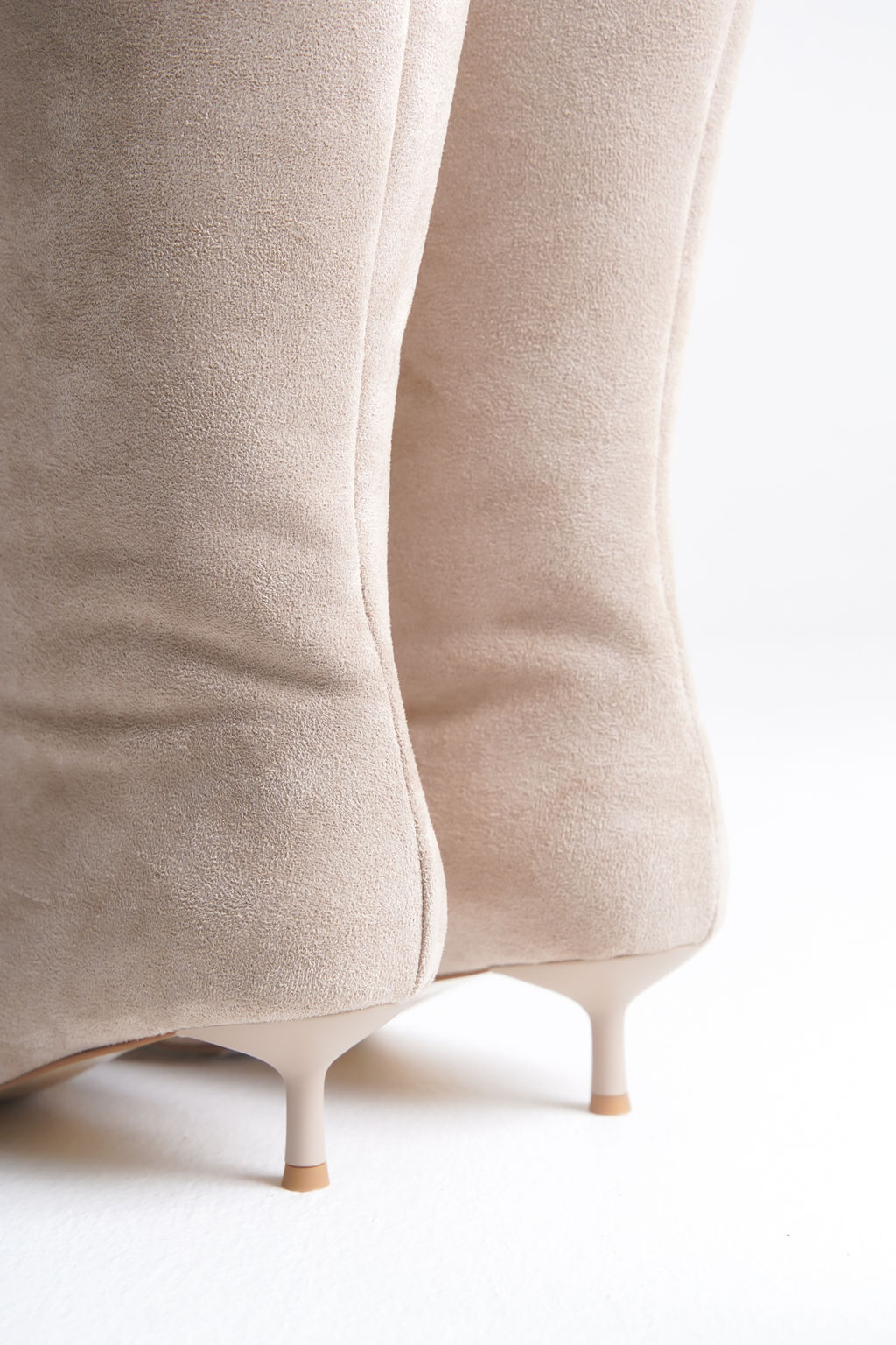 Bej Premium Suet Kad?n Ince Kitten Topuklu Cizme TAKAW26CZ00021 - Trendyolmilla фото 5