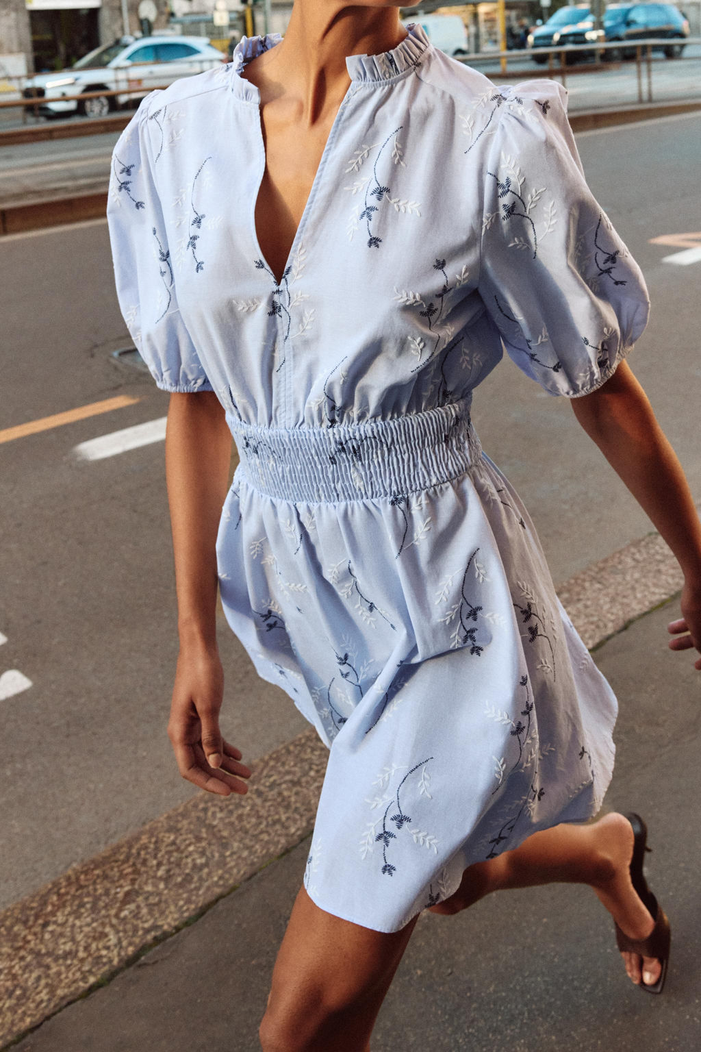 VESTIDO ESTAMPADO BORDADOS ENGOMADOS / Azul / Blanco - Zara фото 2