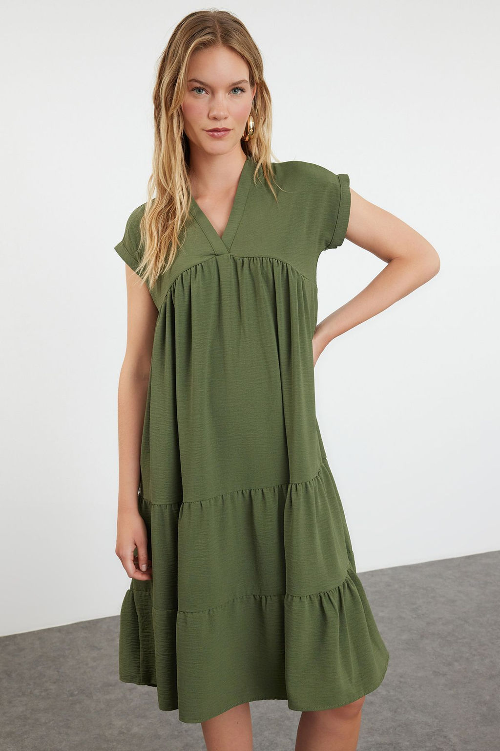 Haki Duz Genis Kesim V Yaka Etegi Volanl? Aerobin Dokuma Elbise TWOSS24EL01031 - Trendyolmilla фото 2