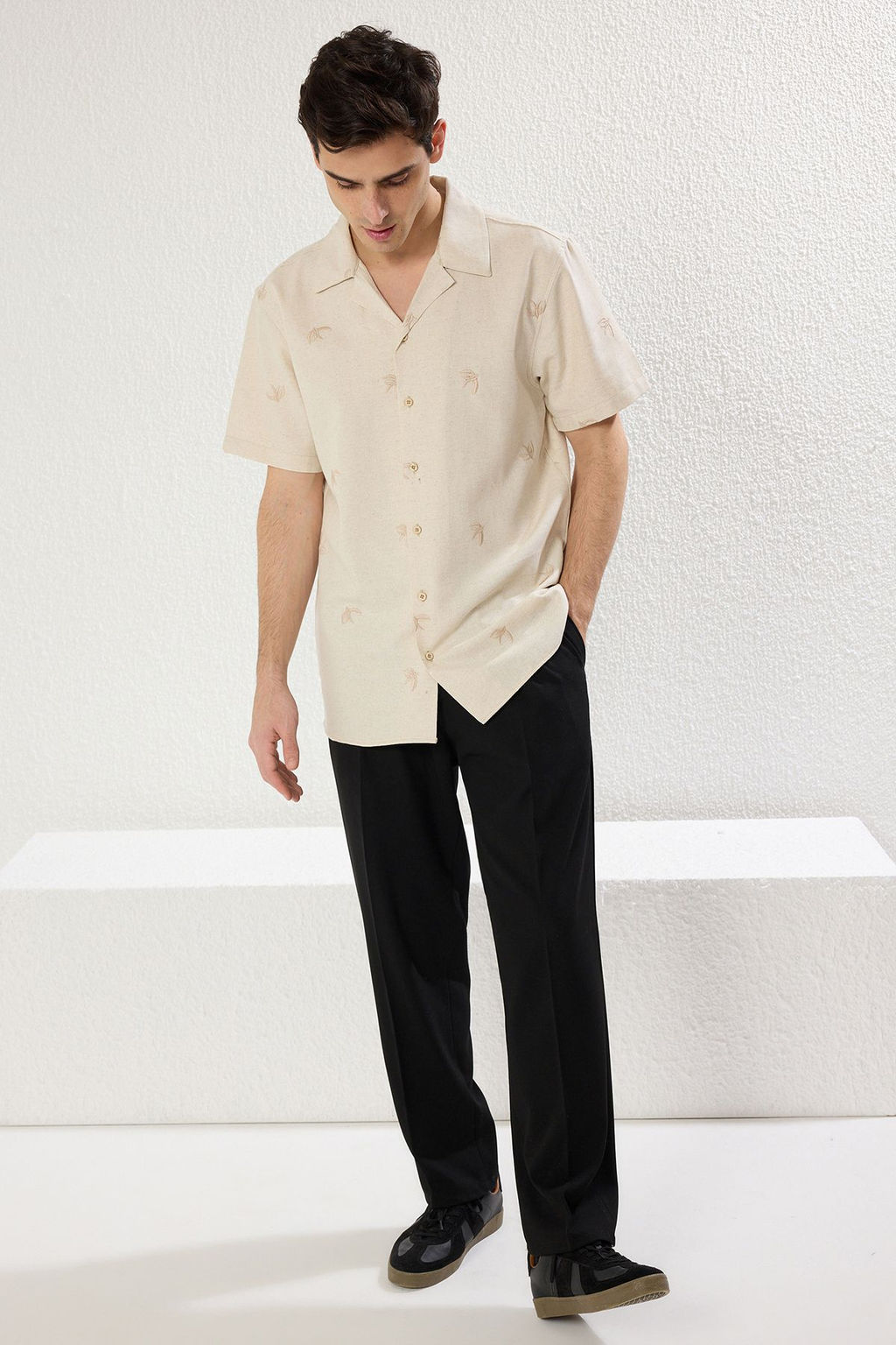 TRENDYOL MAN Ekru Regular Fit K?sa Kollu Nak?sl? Keten Gorunumlu Yazl?k Gomlek TMNSS25GO00025 - Trendyolmilla фото 3