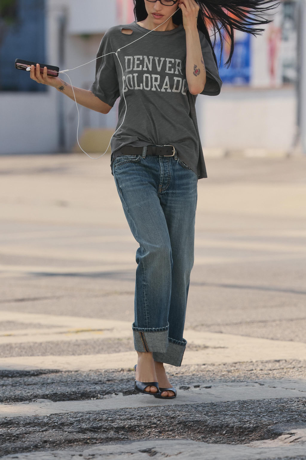 CAMISETA OVERSIZE ROTOS TEXTO / Carb?n