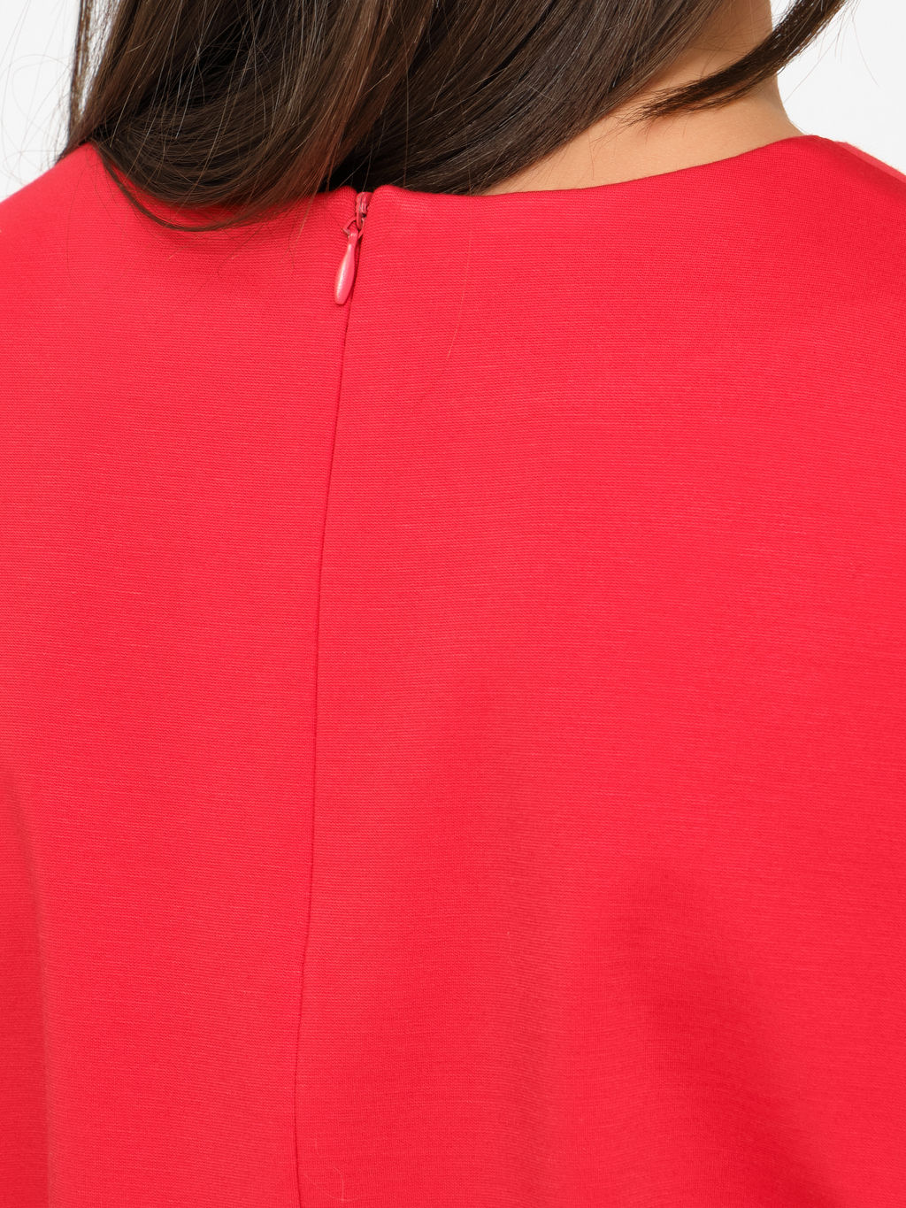 Платье со спущенным плечом