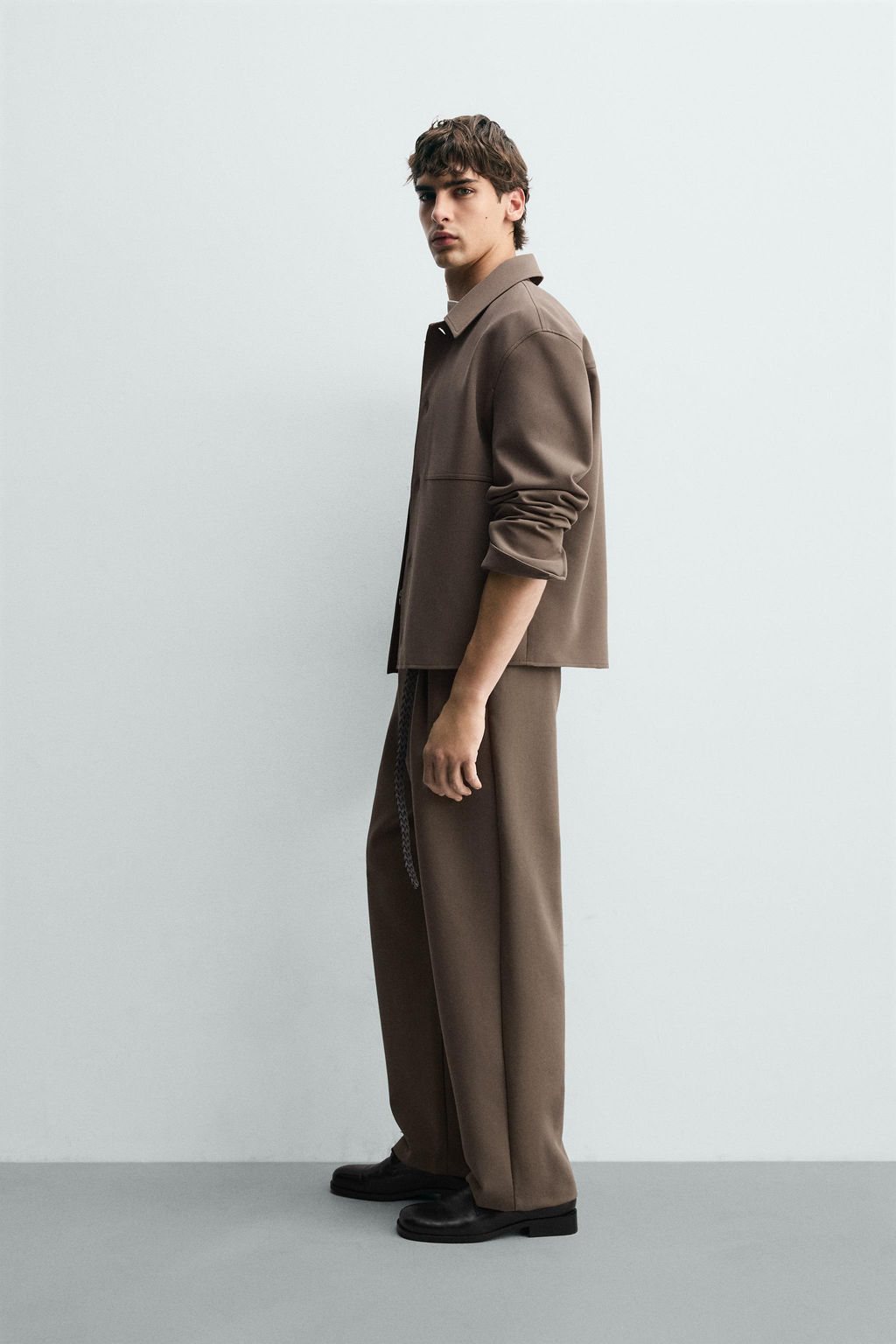 PANTAL?N RELAXED FIT PLIEGUES / Marr?n / Topo - Zara фото 4