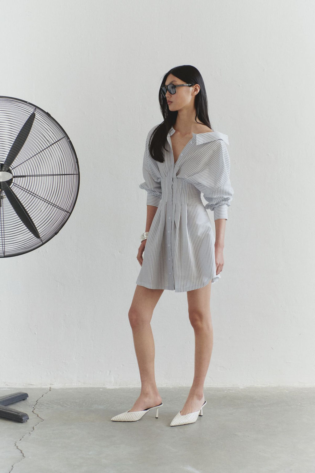 Trendyolmilla Limited Edition Gri-Beyaz Cizgili Poplin Yaka Detayl? Mini Dokuma Gomlek Elbise TWOSS25EL00590