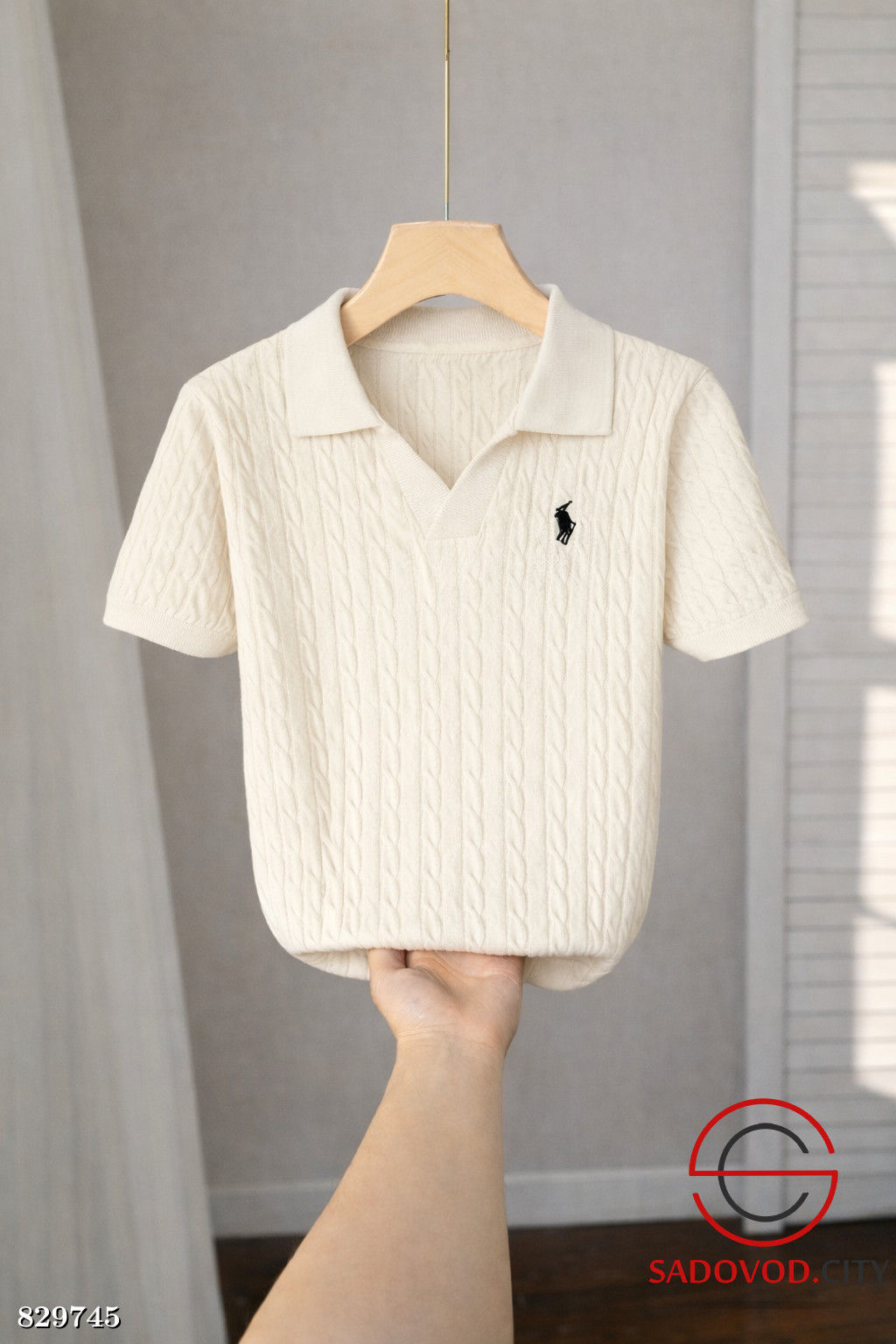 Футболка-поло с V-вырезом