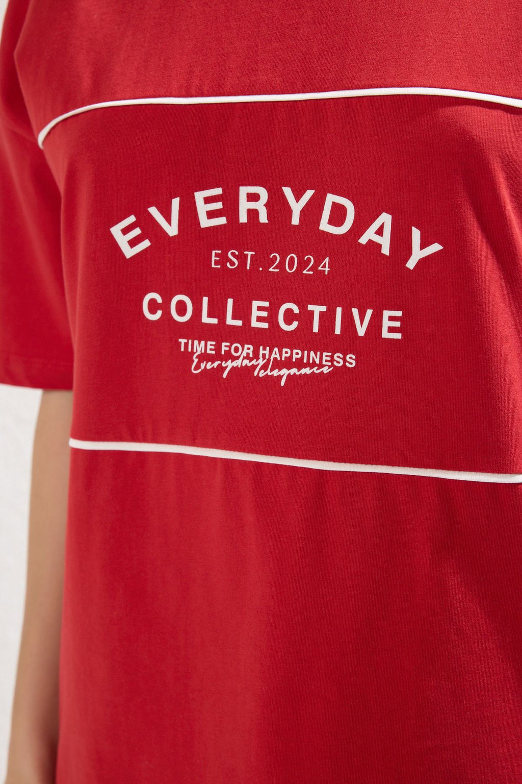 K?rm?z? %100 Kal?n Pamuklu Renk Bloklu Sloganl? Oversize/Genis Kal?p Orme T-Shirt TWOSS24TS00132