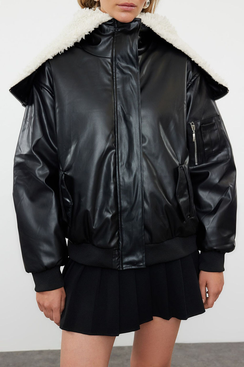 Siyah Oversize Kal?p Kapusonlu Pelus Detayl? Kapitone Sisme Mont TWOAW25MO00120