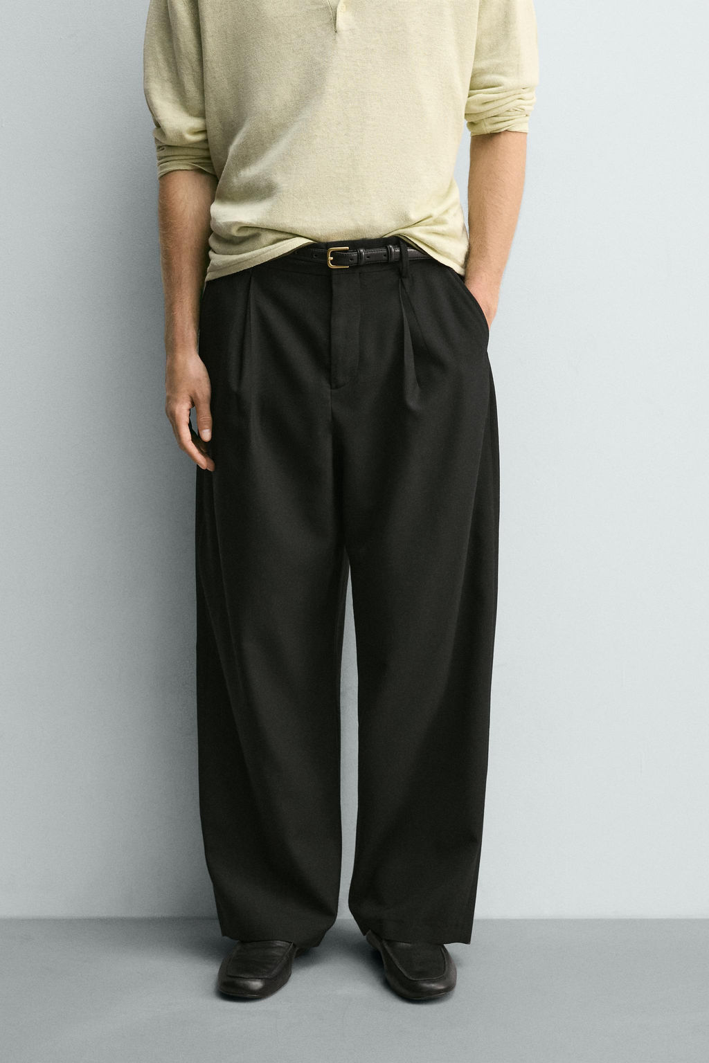 PANTAL?N RELAXED FIT PLIEGUES / Negro