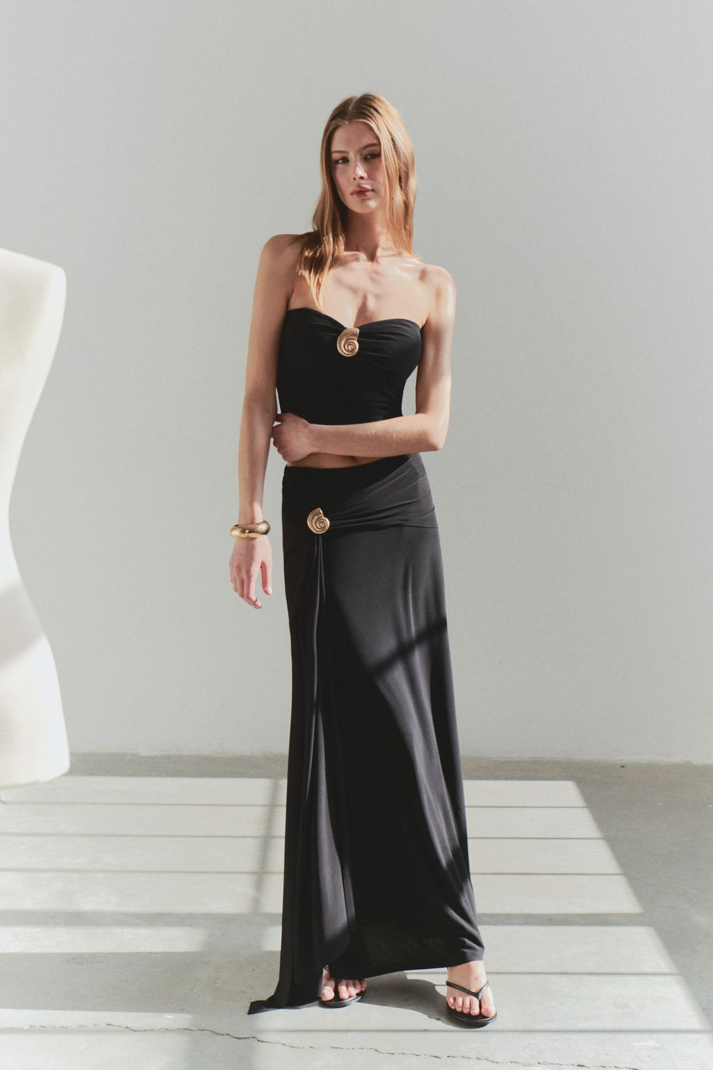 Limited Edition Siyah Vucuda Oturan Aksesuar Detayl? Orme Uzun Etek TPRSS25ET00004