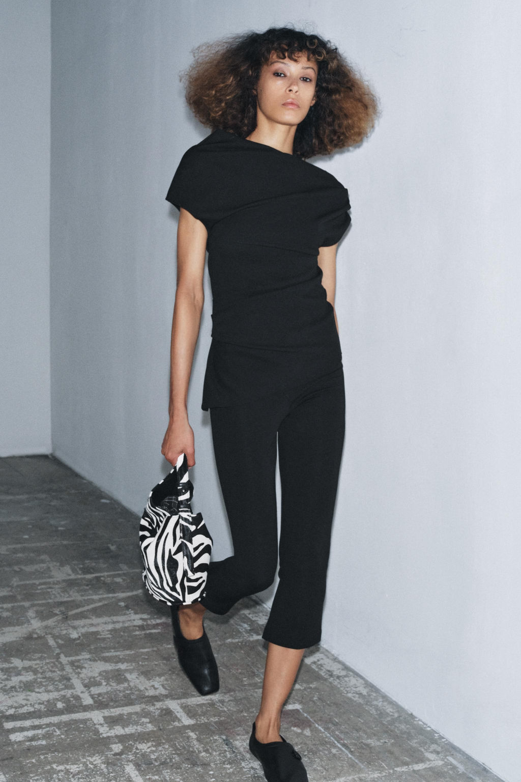 CREPE CAPRI TROUSERS WITH VENT - Zara фото 4