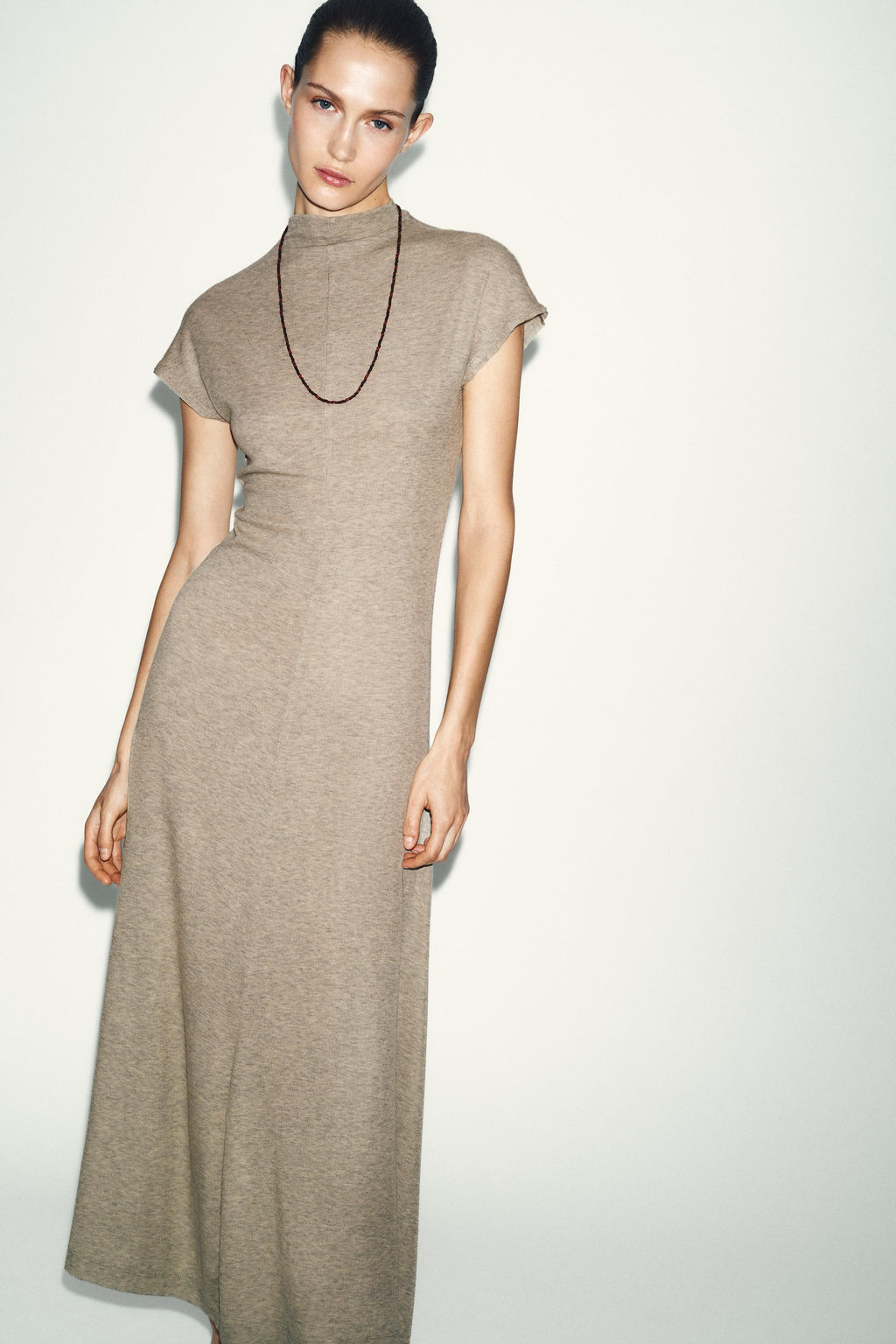 VESTIDO MAXI CUELLO ALTO / Crudo