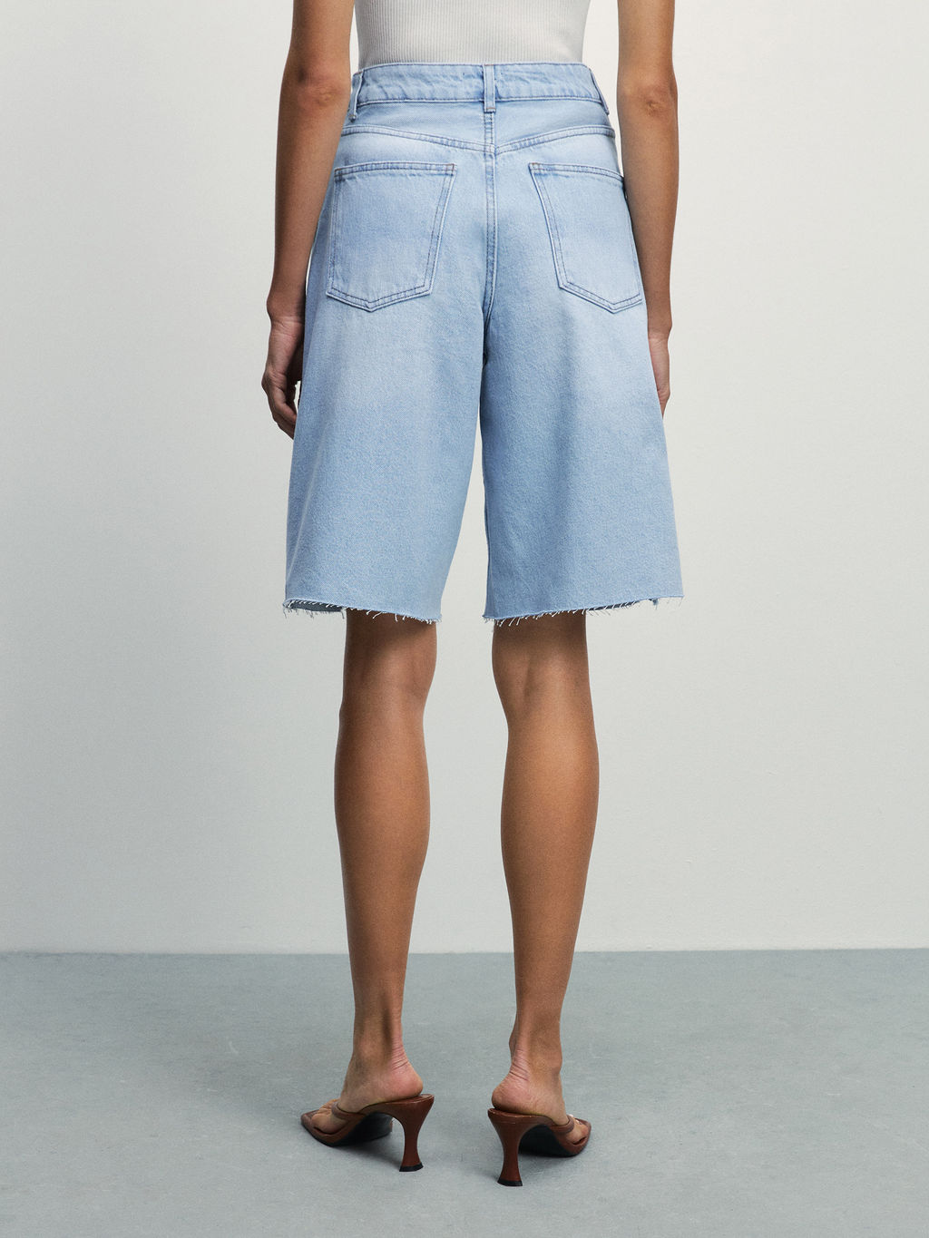 Джинсовые шорты-бермуды с разрывами / Zarina  фото 5