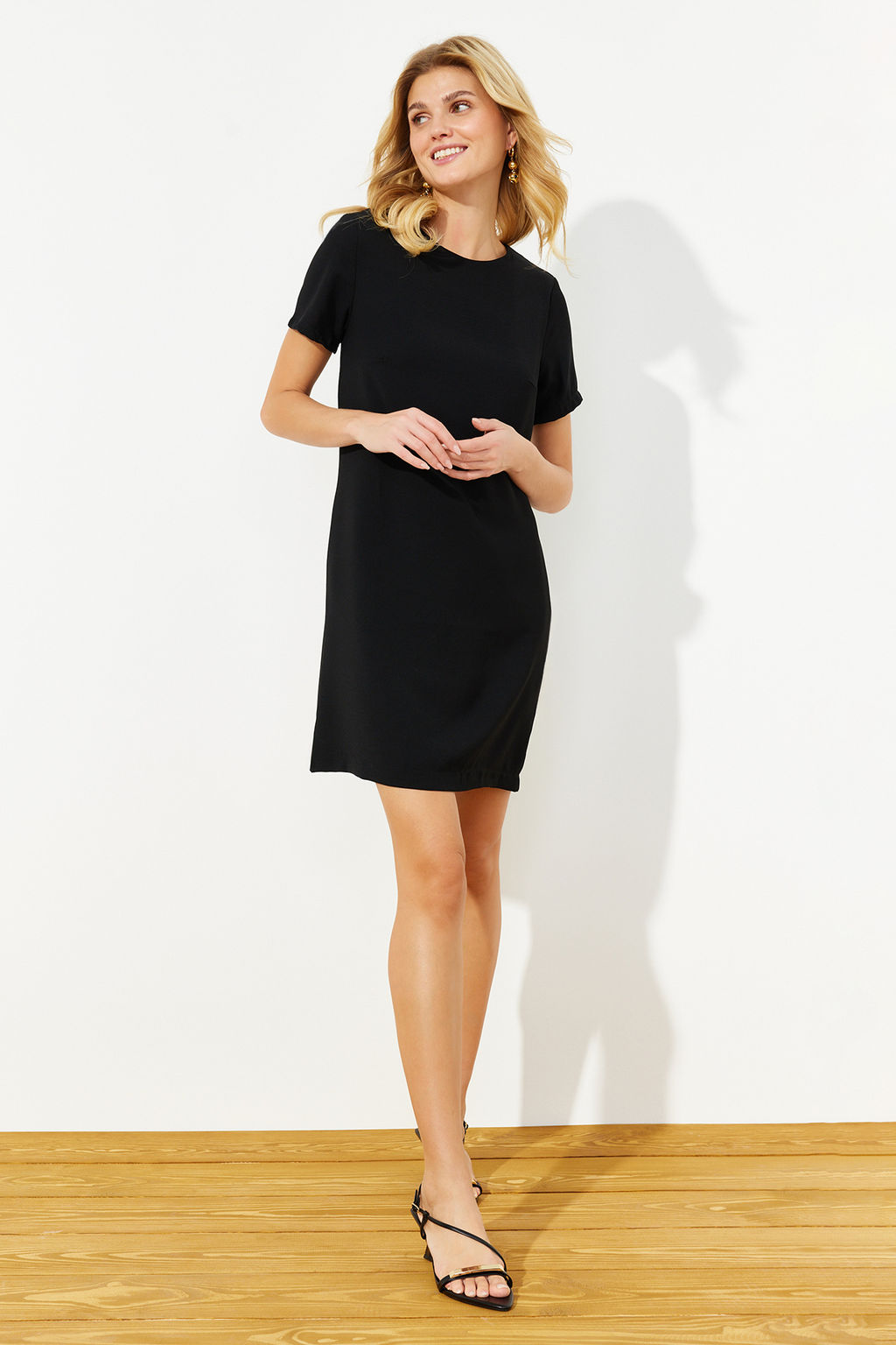 Siyah Duz Kesim Yuvarlak Yaka Mini Krep Dokuma Elbise TWOSS24EL00310 - Trendyolmilla фото 3